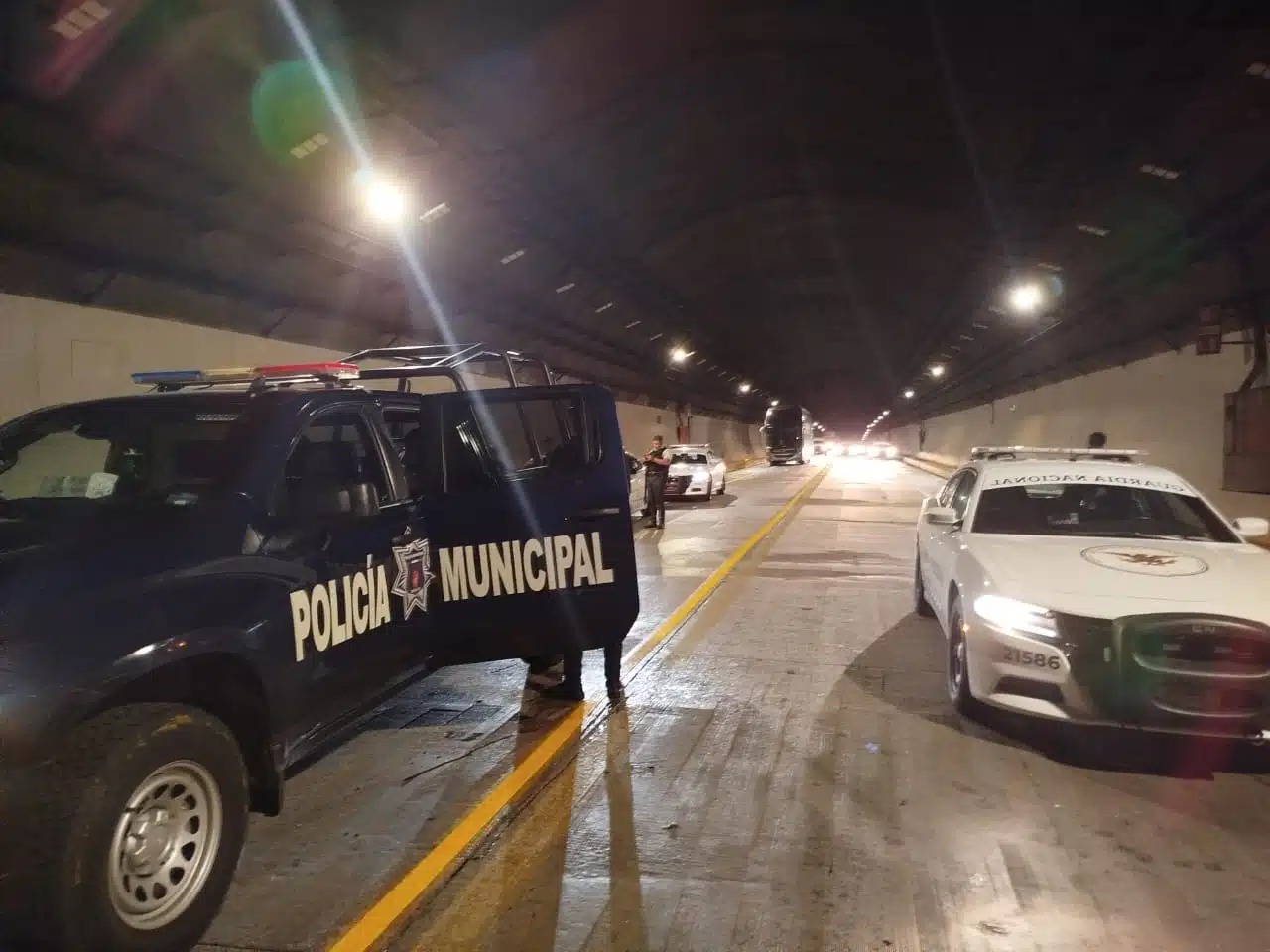 Autoridades de seguridad al interior del túnel El Sinaloense en la en la autopista Mazatlán-Durango.