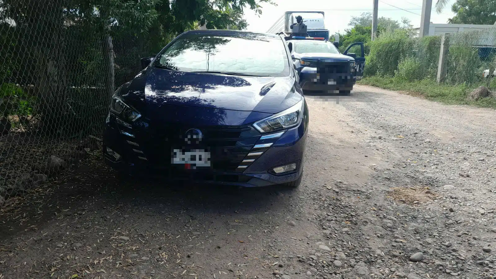 Vehículo Nissan Versa azul metálico asegurado