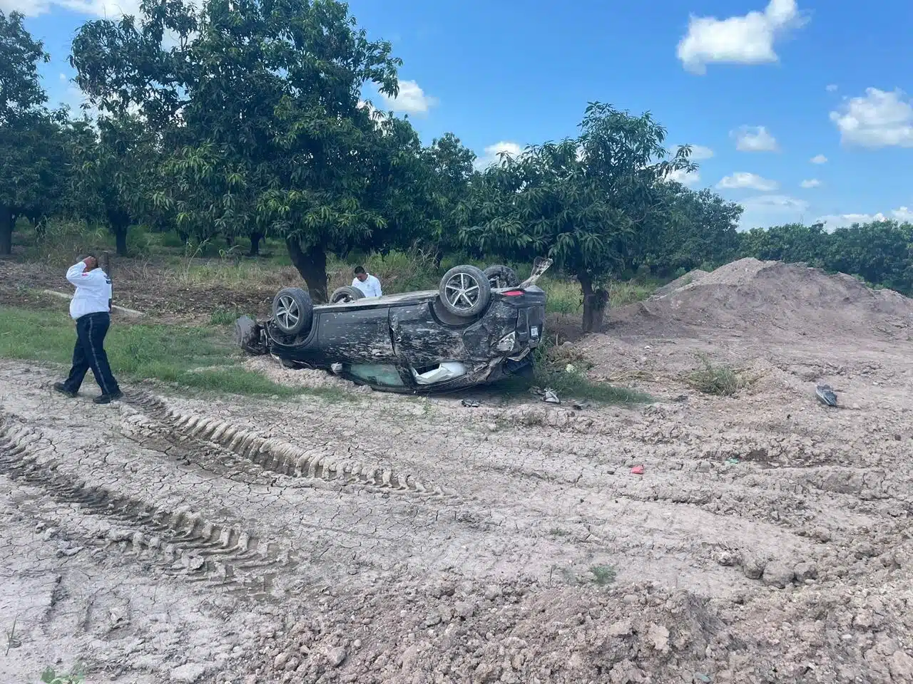 Camioneta sufre volcadura en