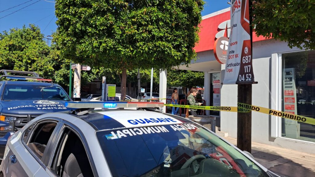 A mano armada y en pleno Centro de Guasave asaltan a personal de gasolinera