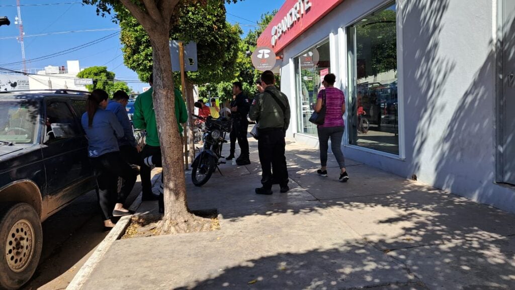 A mano armada y en pleno Centro de Guasave asaltan a personal de gasolinera