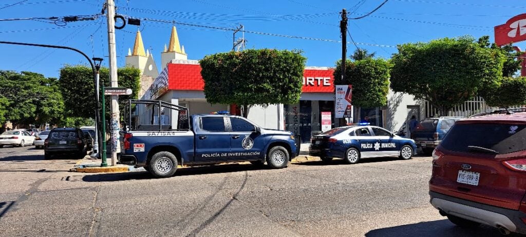 A mano armada y en pleno Centro de Guasave asaltan a personal de gasolinera