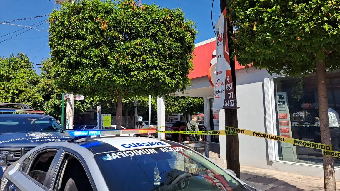 A mano armada y en pleno Centro de Guasave asaltan a personal de gasolinera