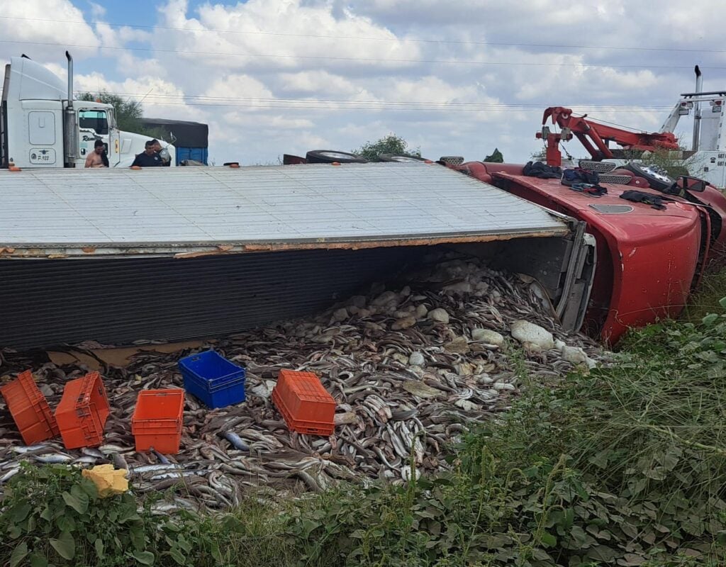 Volcadura de tráiler en Guasave