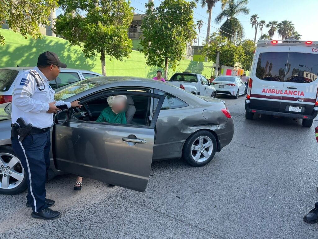 Elemento de Tránsito auxiliando a una conductora afectada.