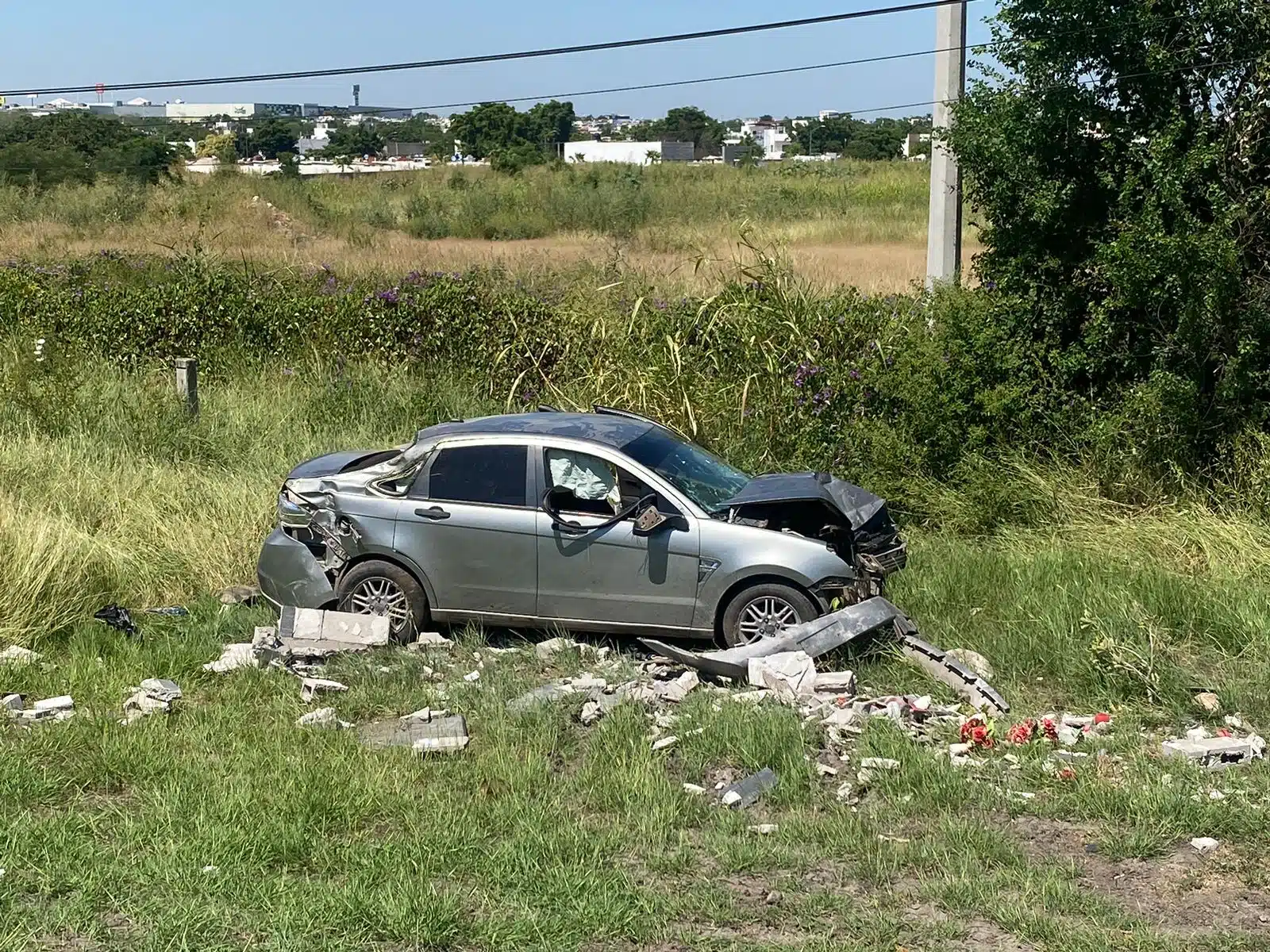 Un auto resulta dañado luego de sufrir un accidente sobre una carretera