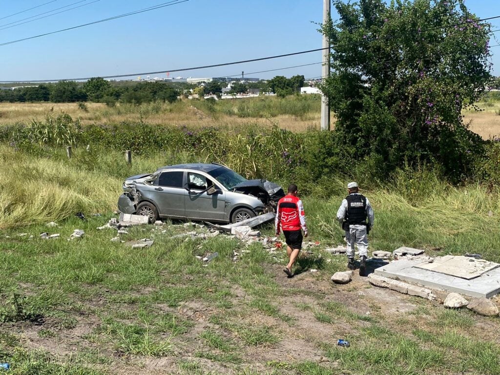 La Guardia Nacional acude al sitio del accidente donde una conductora resultó lesionada