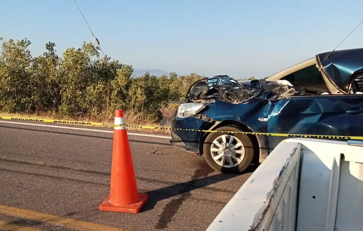 Un auto resulto dañado al sufrir un choque con un tráiler