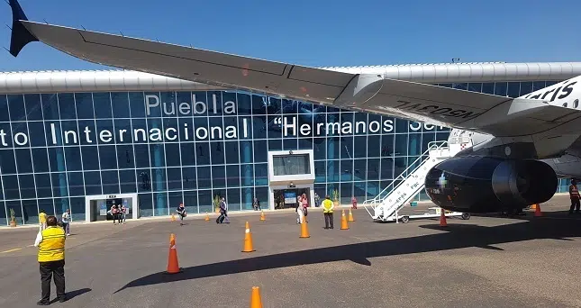 Aeropuerto de Puebla suspende sus operaciones por ceniza del volcán Popocatépetl