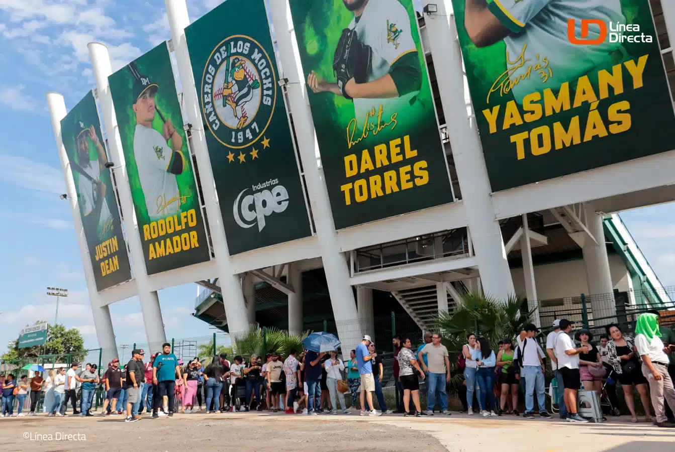 Aficionados esperando la apertura de las taquillas en el estadio Chevron Park de Los Mochis