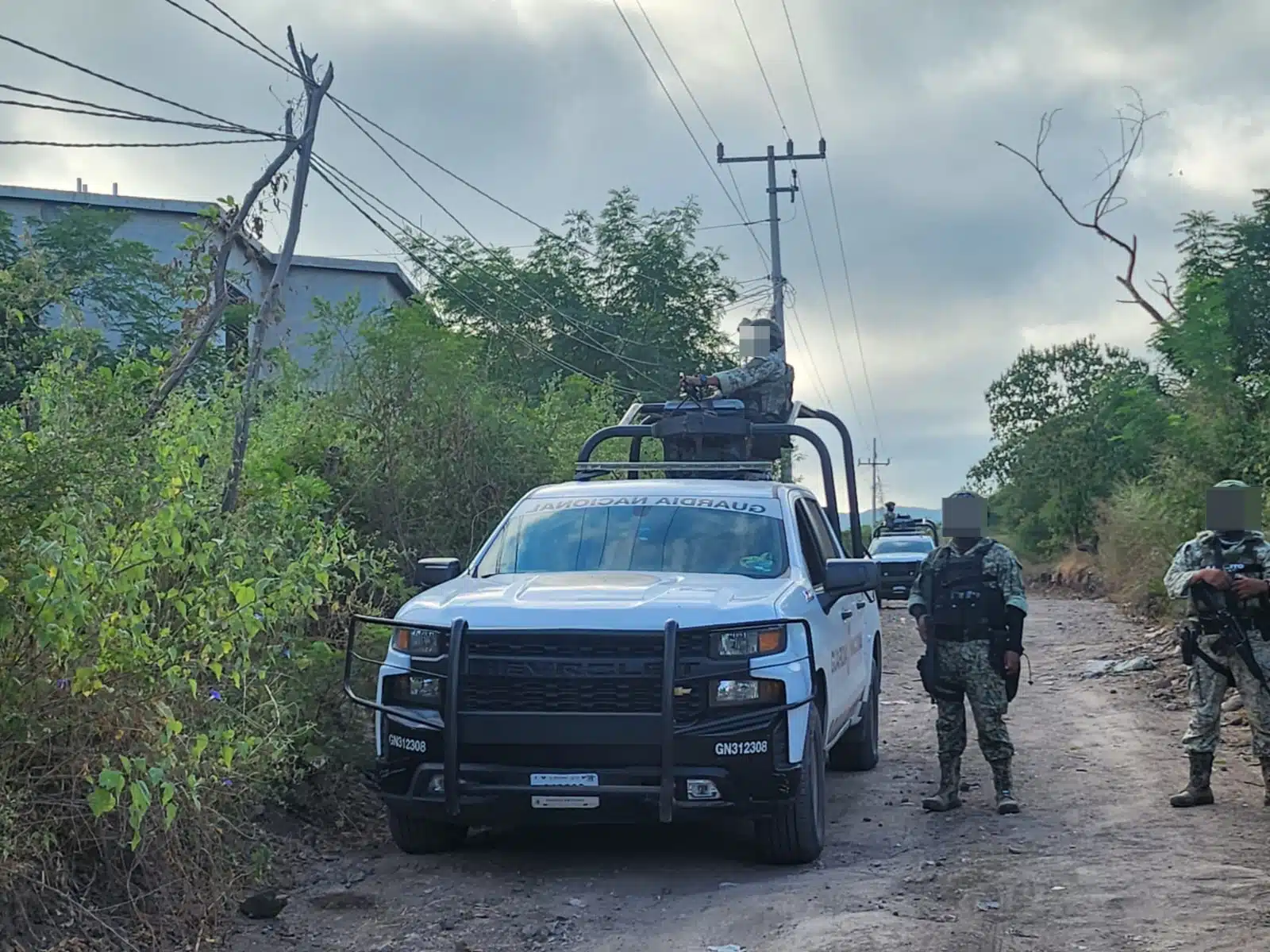 Agentes de la Guardia Nacional con rostros pixelados