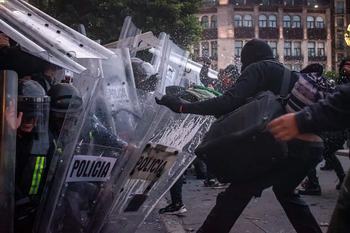 Al menos 150 encapuchados provocaron daños durante marcha del 2 de octubre en CDMX