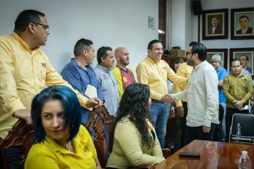 Alcalde Juan de Dios Gámez recibe pliego petitorio del Sindicato