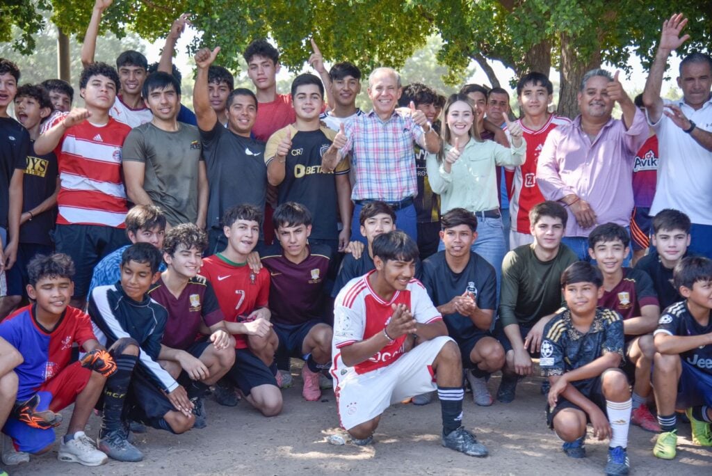 Alcalde de Ahome inaugura torneo de futbol