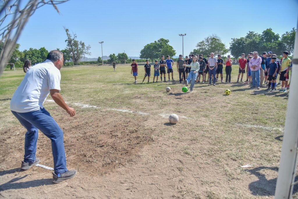 Alcalde de Ahome inaugura torneo de futbol