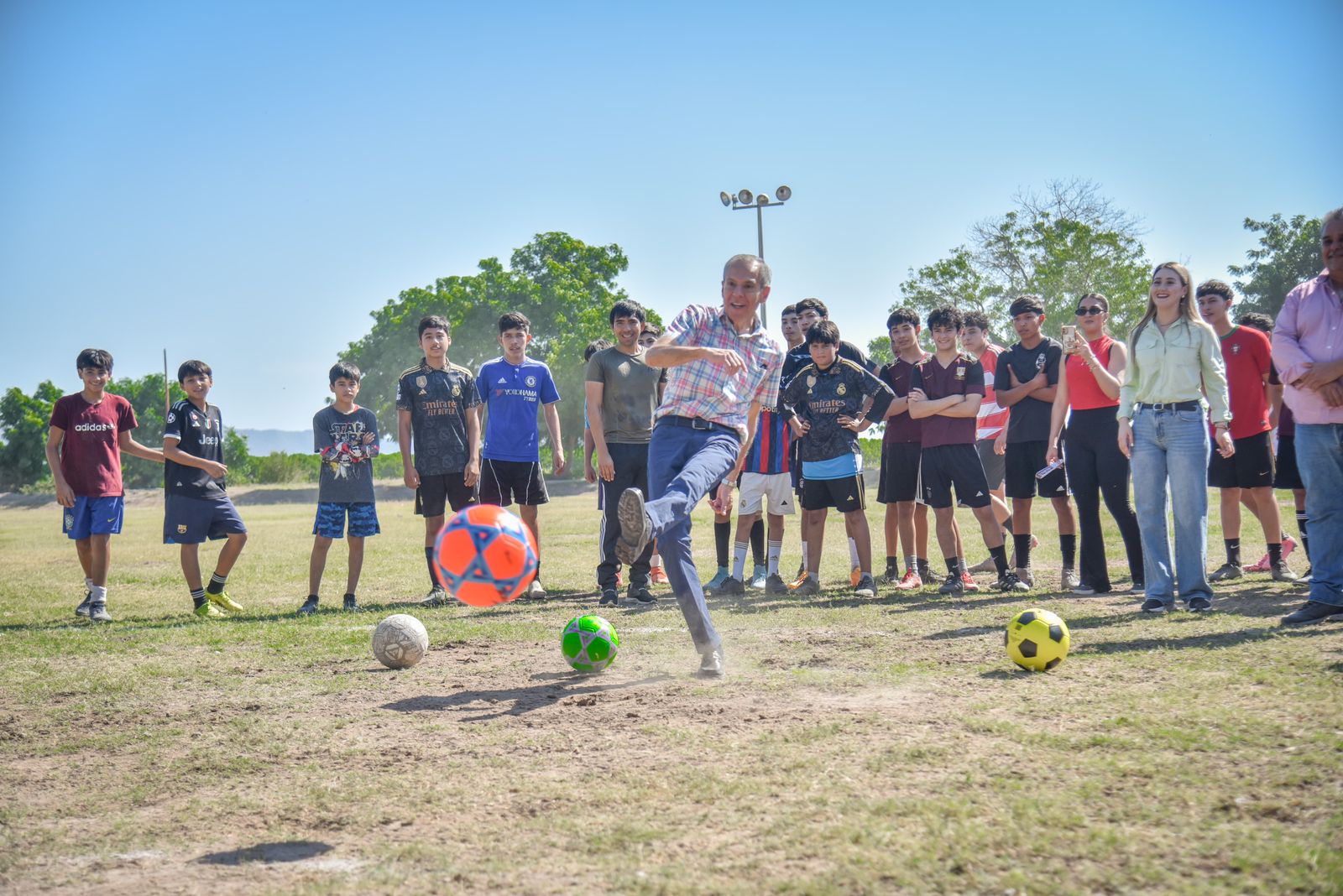 Alcalde de Ahome inaugura torneo de futbol