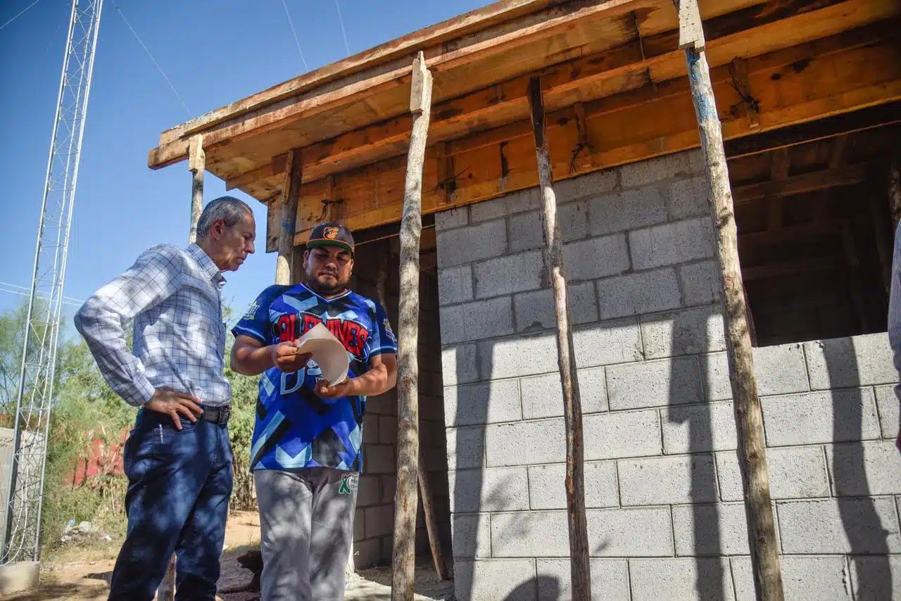 Alcalde de Ahome supervisa el programa de mejora de vivienda en el área ruralv