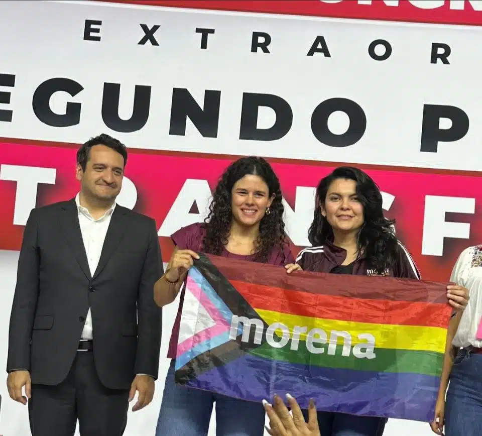 Almendra Ernestina Negrete Sánchez junto a Luisa María Alcalde Luján.