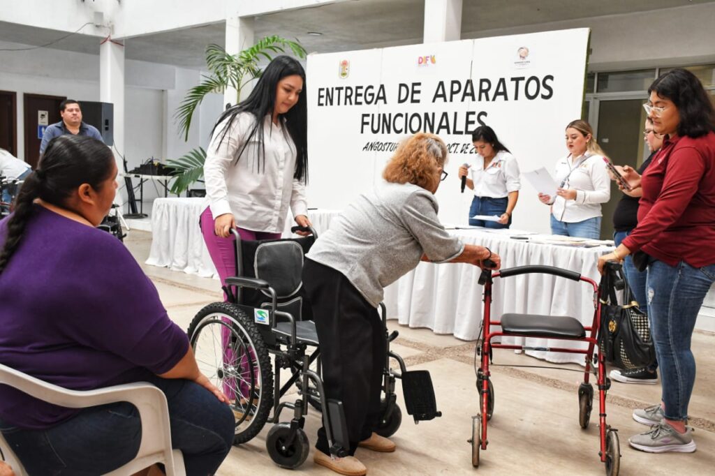 Adulta mayor recibiendo su aparato funcional.