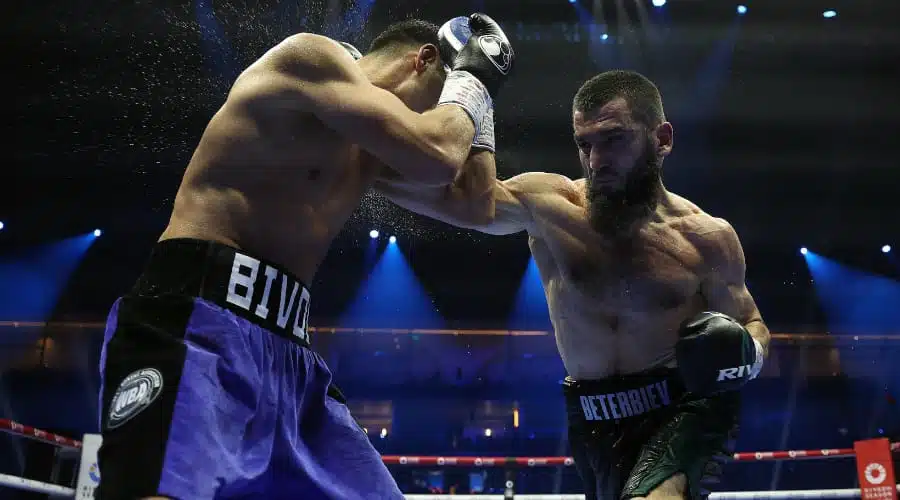 Artur Beterbiev vence a Dmitry Bivol y es nuevo campeón indiscutido