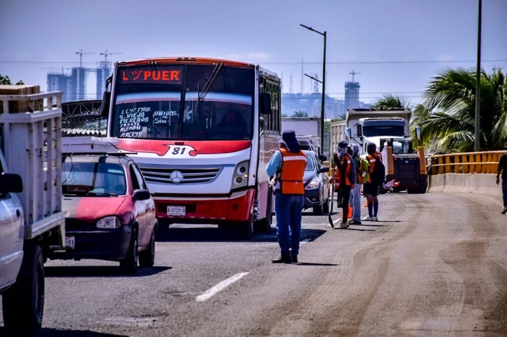 Aseo Urbano municipal limpia puentes vehiculares en Mazatlán