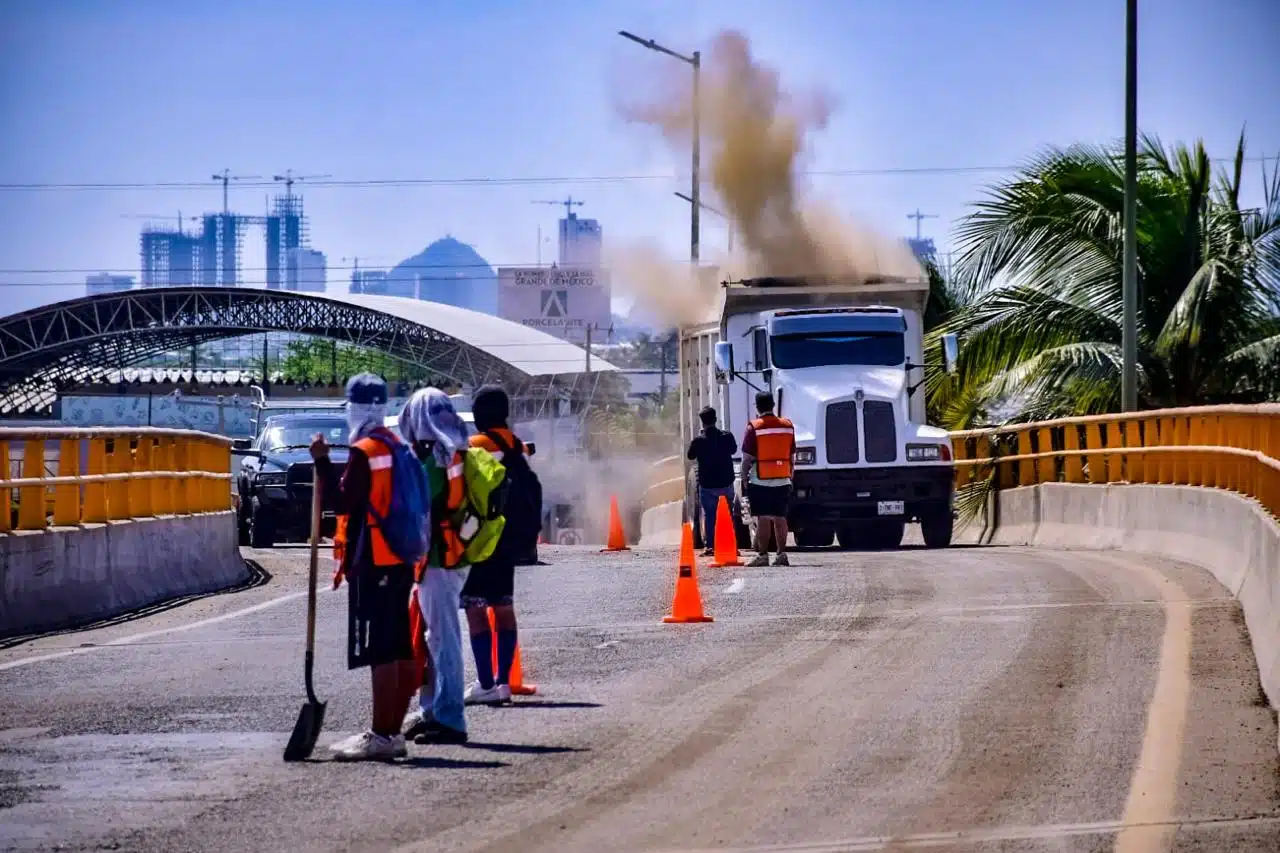 Aseo Urbano municipal limpia puentes vehiculares en Mazatlán