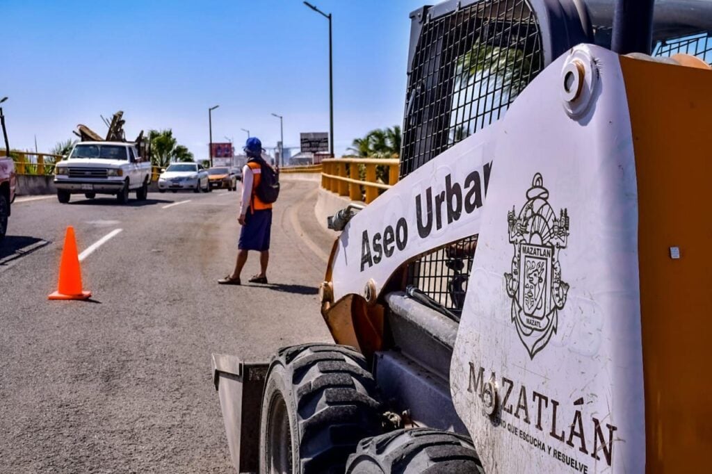 Aseo Urbano municipal limpia puentes vehiculares en Mazatlán