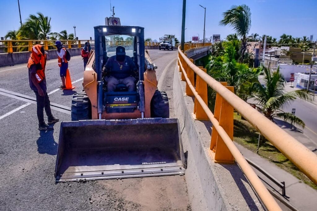 Aseo Urbano municipal limpia puentes vehiculares en Mazatlán