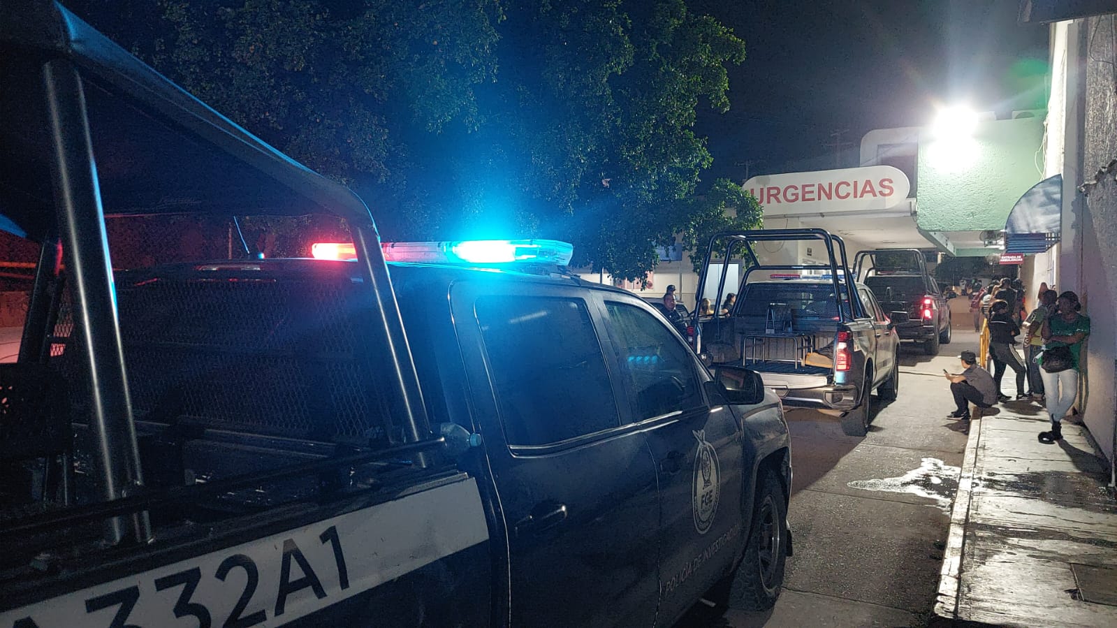 Elementos de la Policía Estatal Preventiva arribando al Hospital General de Culiacán.