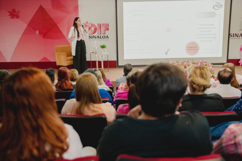 Ramona Lugo Haro presentando la conferencia "Aspectos Psicológicos del Cáncer de Mama".