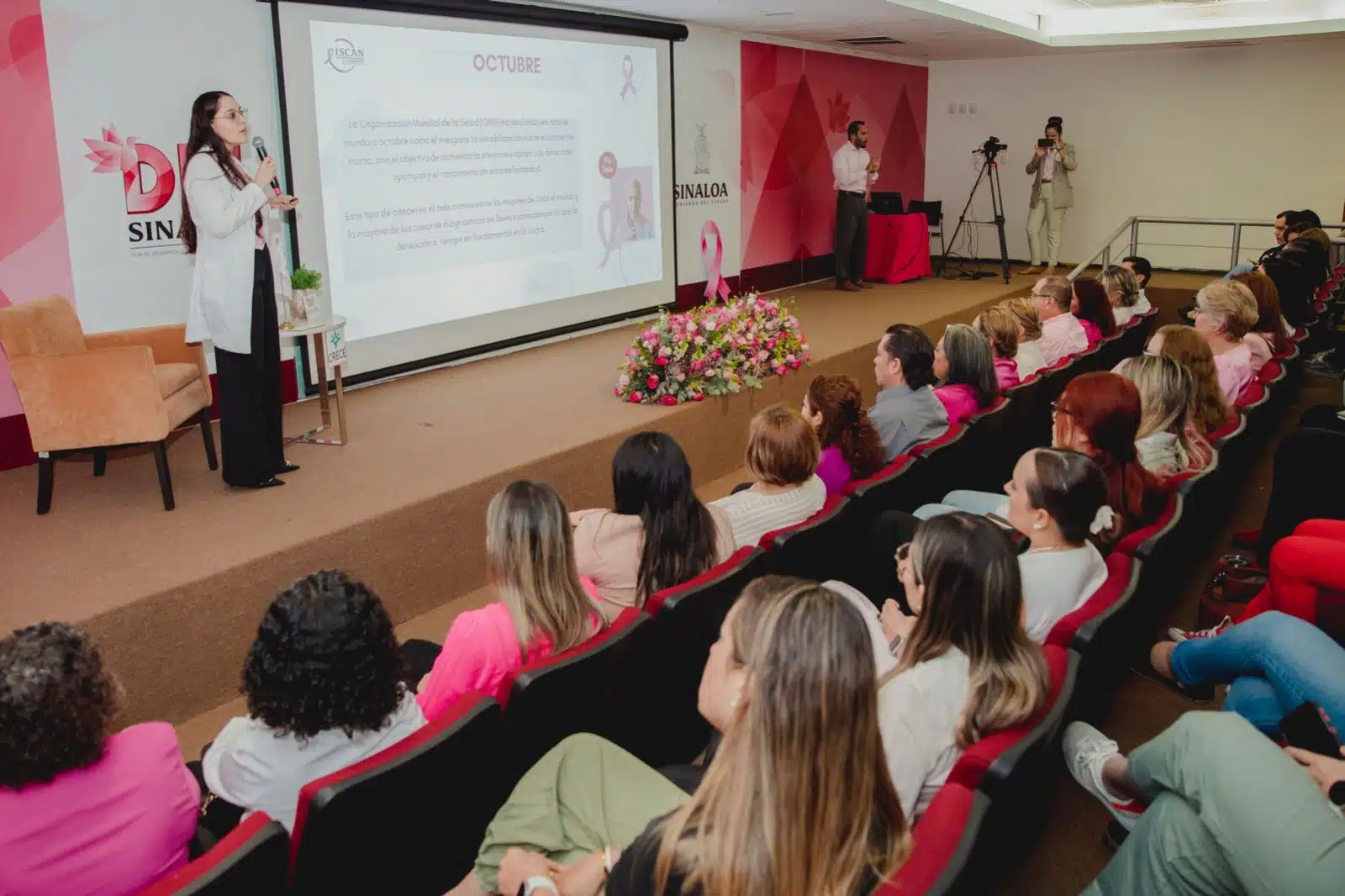 Ramona Lugo Haro presentando la conferencia 