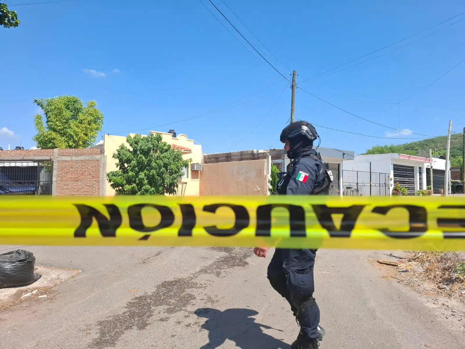 Elemento de la policía estatal desde una área acordonada