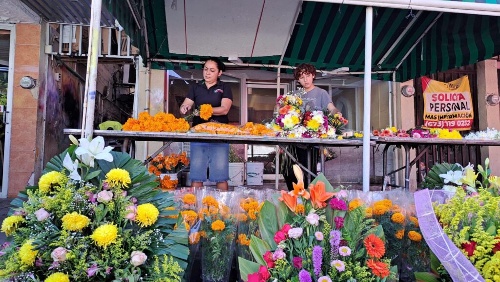 Aumenta 20 pesos la docena de flores para el Día de Muertos en Salvador Alvarado