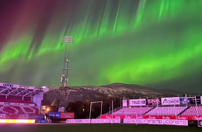 ¡Espectacular! Se viralizan imágenes del Alfheim Stadion cubierto por auroras boreales