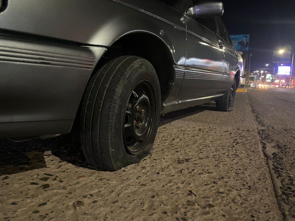 Neumático ponchado por el bulevar Universitarios