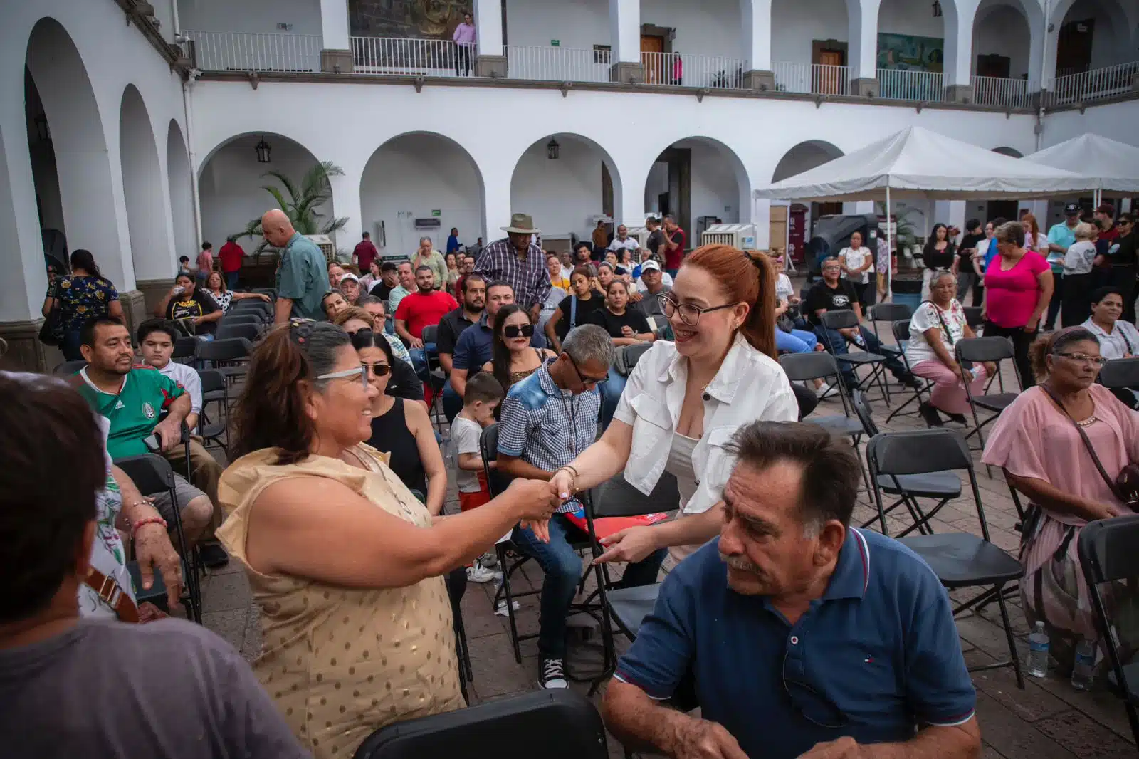 Ayuntamiento entrega más de mil cheques a comerciantes afectados por la crisis en Culiacán