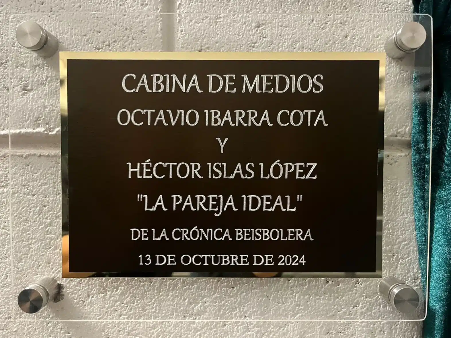 Placa en homenaje a los cronistas Octavio Ibarra Cota y Héctor Islas López afuera de la cabina de transmisión del beisbol.