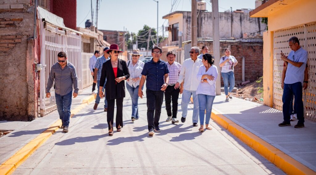 Alcalde Martín Ahumada Quintero dando un recorrido por el callejón Moctezuma recién pavimentado.