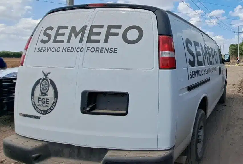 Camión de la Semefo acude al camino de terracería donde se reportó un hombre asesinado