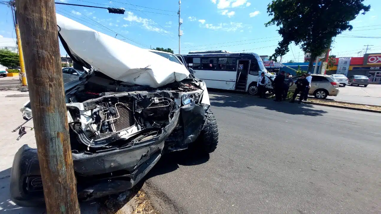 Camión urbano choca contra dos camionetas y deja como saldo cuatro personas lesionadas