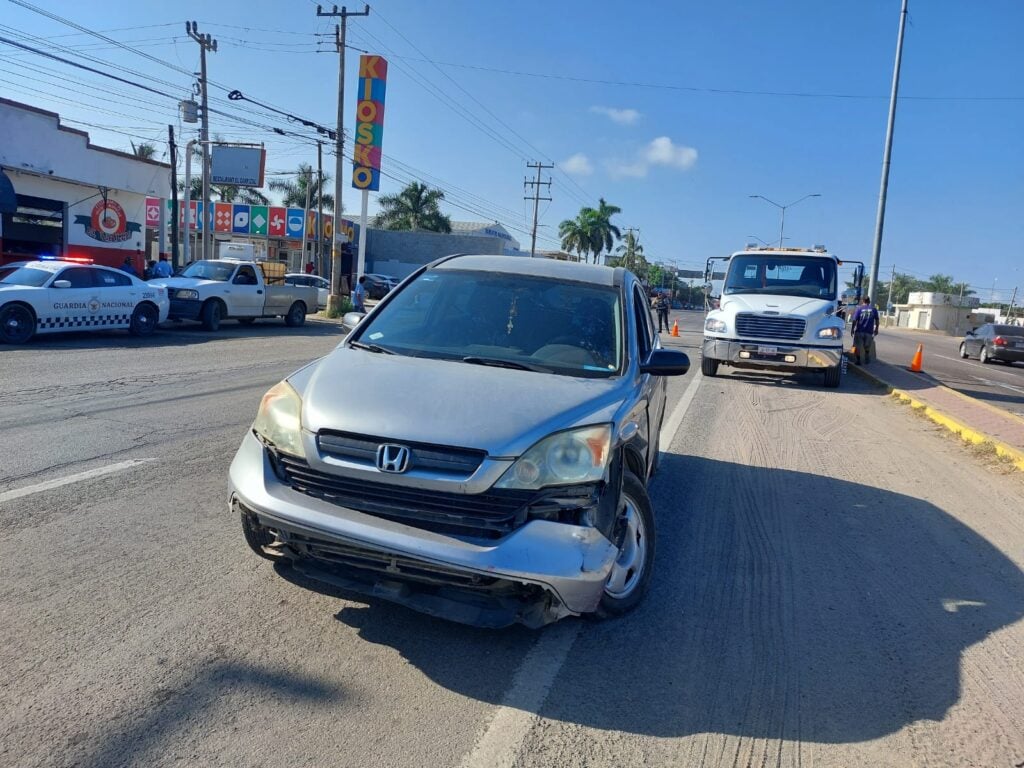 Camioneta no hace alto y se impacta contra un Mustang