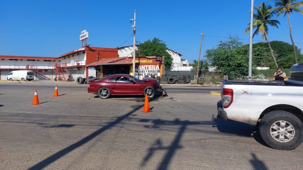 Camioneta no hace alto y se impacta contra un Mustang