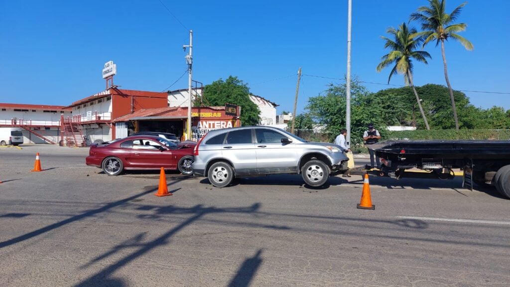 Camioneta no hace alto y se impacta contra un Mustang