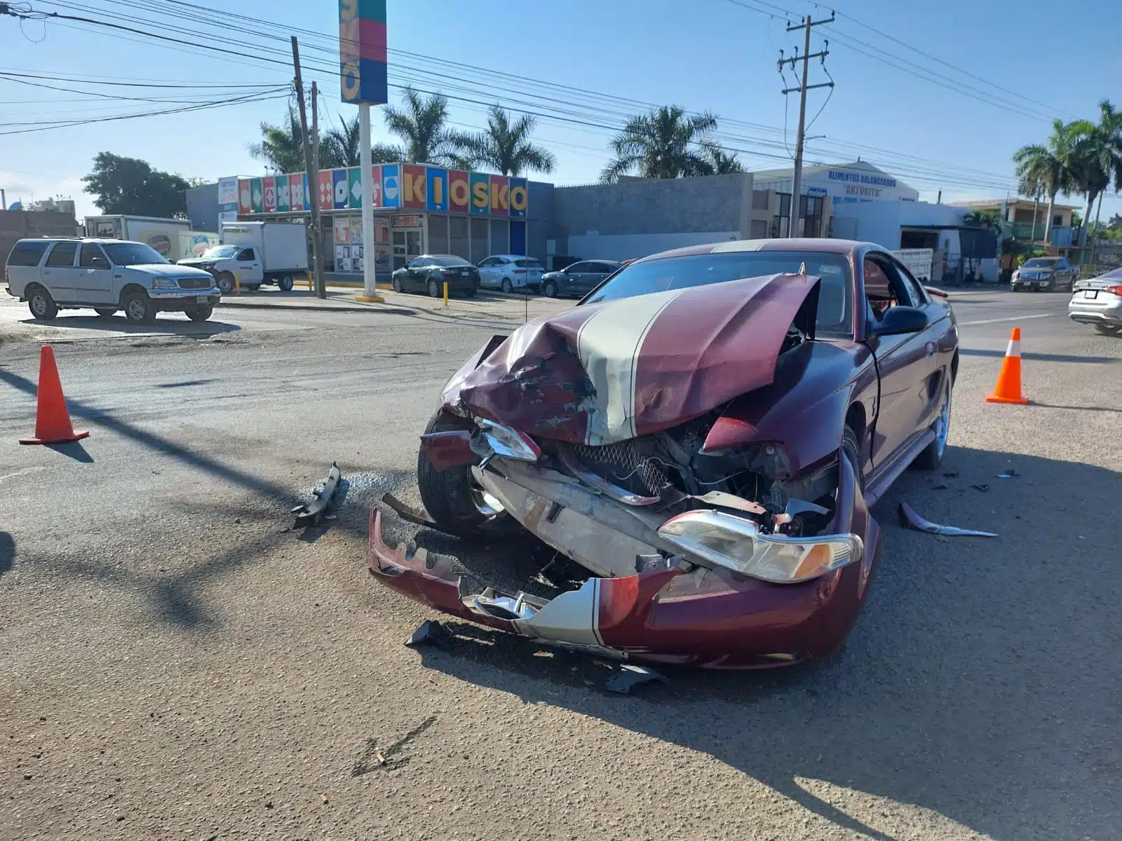 Camioneta no hace alto y se impacta contra un Mustang