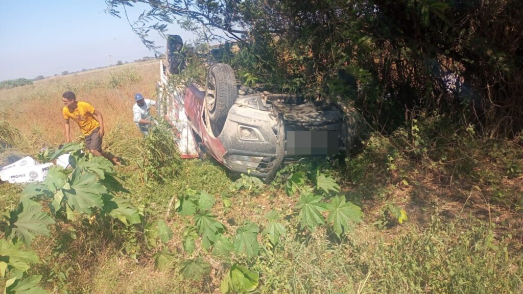 Camioneta termina con las llantas hacia arriba sobre la carretera estatal Escuinapa-Teacapán