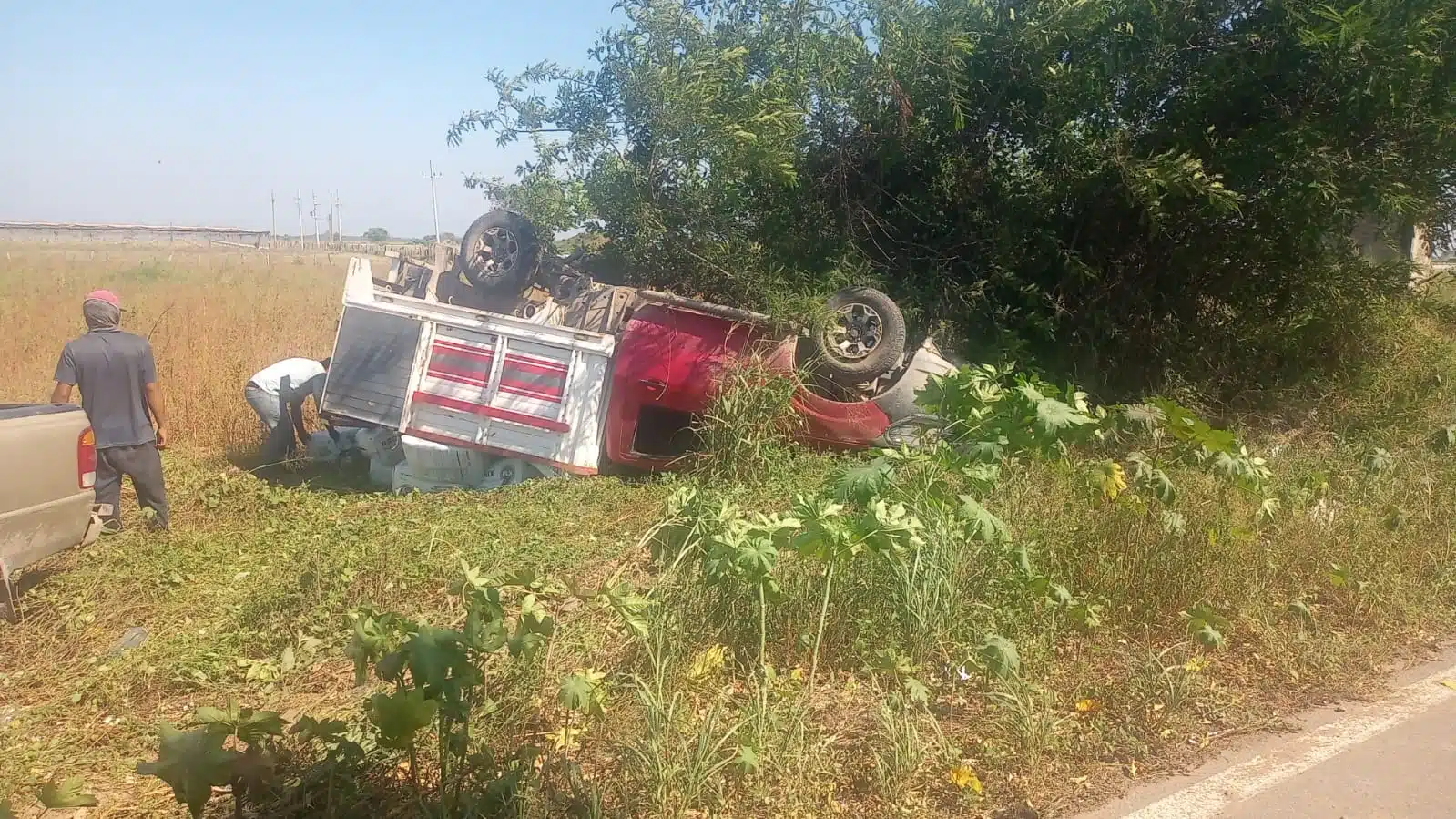 Camioneta termina con las llantas hacia arriba sobre la carretera estatal Escuinapa-Teacapán