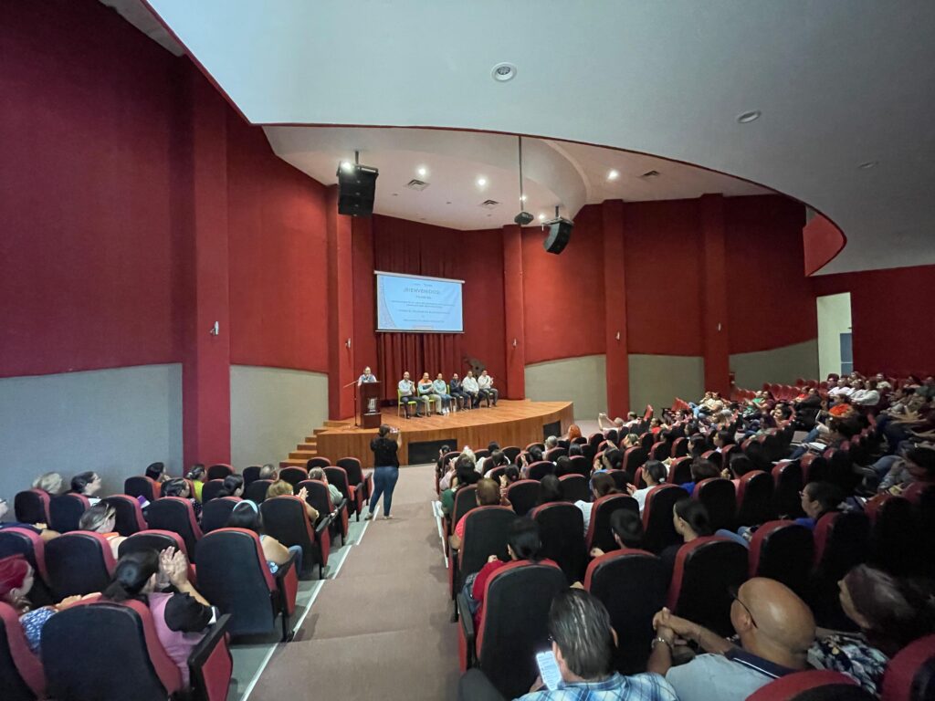 Capacitación de alimentos a trabajadores de las cooperativas de las escuelas en Ahome.