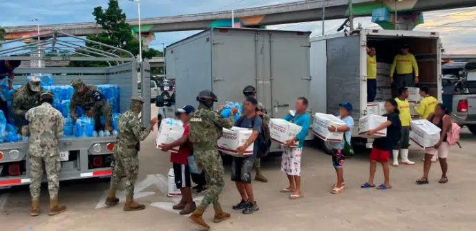 Marina entrega víveres a familias afectadas por el huracán John en Acapulco