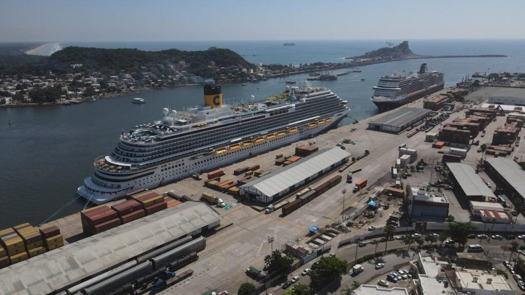 Llegada de los cruceros Carnival Firenze y el Koningsdam al puerto de Mazatlán.