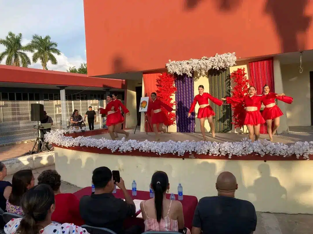 Niñas presentando una danza frente a los padres de familia.